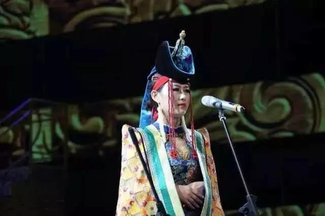 乌云塔娜是蒙古族青年马头琴演员,呼麦歌手.